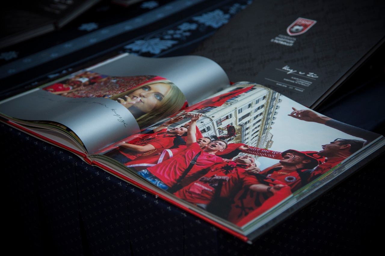 Albumi i EURO 2016 prezantuar ne ekspozite ne sallen e Muzeut Kombetare nga FSHF
