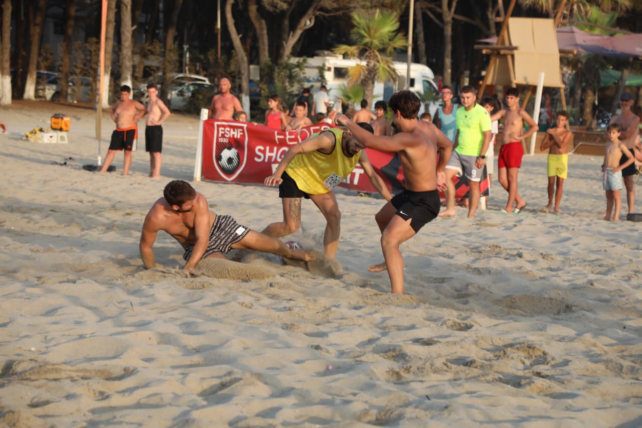 perfundon-me-sukses-turneu-i-futbollit-te-plazhit-ne-golem-skuadra-e-golemit-shpallet-kampione
